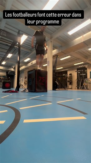 Préparateur Physique Footballeur ⚽️ on Instagram: "La décélération, c’est l’une des qualités les plus importantes pour un footballeur… et pourtant, presque personne ne la travaille. Tu dois comprendre que tes muscles doivent accélérer (mettre de la vitesse), mais aussi ralentir et s’arrêter vite. Et c’est exactement ce que tu fais tout le temps sur un terrain. Pour te donner une idée : 🔹 Dans un match, tu fais 100 à 150 accélérations 🔹 Mais aussi 100 à 150 décélérations Ta capacité à t’arrêter