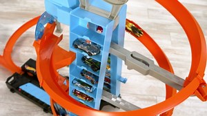 Hot Wheels Sky Crash Tower Track Set, 2.5+ ft / 83 cm High with Motorized Booster, Orange Track & 1 Vehicle, Race Multiple Cars, Gift for Kids 5 to 10 Years Old & Up