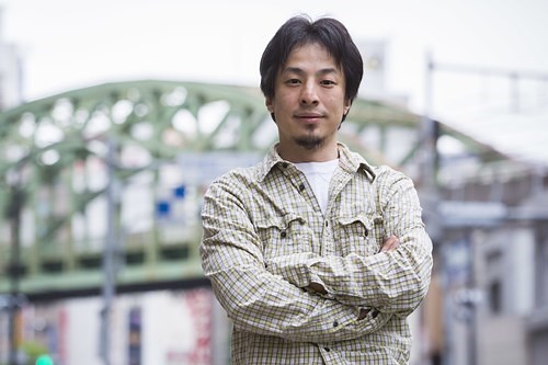 ひろゆき(西村博之)の学歴と大学｜年収と資産は？フランス移住の理由は？｜メモリア