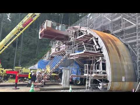 地域高規格道路（雲雀山トンネル工事）覆工コンクリートの打ち込み状況