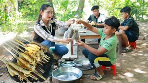 Happy family cooking Special cuttlefish grilling eating young mango sauce | Cooking With Sros