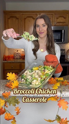BROCCOLI CHICKEN CASSEROLE 🥦🍗🧀 A must try dinner recipe this fall and winter! #casserole #dinner
