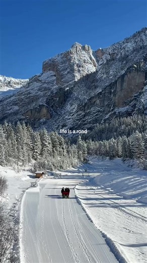 a winter vanlife dream 🌲🚐 living in a van in winter ? here’s how it’s done 👌 #vanlife #solotravel #nomad #travel #roadtrip