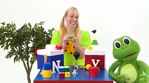 《美語小教室-Where did it go?》💁🏼‍♀️🐸 #適用年齡：3~5歲 #對話主題：Preposition 位置介係詞 #影片使用道具：Play Along!系列玩具 美語阿姨Ella正在跟小青蛙Froggy玩耍，玩耍途中一隻小小青蛙不知跑去哪裡了，快跟著Ella跟Froggy一起找找吧! 💡爸媽可以讓小寶貝先看一遍，暫停一下，與小寶貝討論小青蛙布偶躲在哪裡，然後再看一遍。看完後可以拿出【迪士尼美語世界】的Play Along!系列玩具，模仿一遍Ella與Froggy間的對話，讓小寶貝擺放位置，邊擺邊說盡量還原。 --- 🐸對話摘要🐸 Ella：ribbit ribbit, ribbit ribbit (青蛙的叫聲) Ella：A little frog was hopping one day. 有一天，一隻小青蛙跳躍著 And hop hop it hopped away. 跳著跳著就跳走了 Froggy：Where did the little frog go? 小青蛙去哪裡了? Ella：Froggy, where is the little frog? 