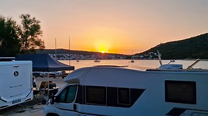 Otok Murter je letos ponovno polno zaseden s slovenskimi kampisti, ki uživajo v odlični ponudbi raznolikih kampov. Oglej si kratek video iz kampa Jezera Lovišća na samem začetku otoka, ki ga zaradi dodatne ponudbe priporočamo predvsem družinam. Od avgusta naprej so na voljo tudi povsem nove Delux mobilne hišice slovenskega proizvajalca Adria Dom. Več o ponudbi kampa > avtokampi.si/kampi/kamp-jezera (Y) Camping Jezera Village Visit Jezera Murter-Kornati Tourist Board Adria Home | Avtokampi.si