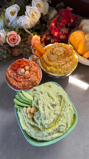 Vanina Minniti on Instagram: "Nutrí tu microbiota de una manera muy simple y rica!!Te dejo 3 ideas de untables.Por supuesto que si querés más opciones tenés en mi tienda el pack antiinflamatorio.Si querés profundizar un poco más ,te cuento que muchas mujeres ya son parte de mi membresía antiinflamatoria💪♥️ . Receta . ✨Para cada uno use 250g de garbanzos cocidos (una taza),un pocillo de café de aceite de oliva,un pocillo de agua, sal,un diente de ajo,jugo de medio limón.Agregué a uno una palta,a