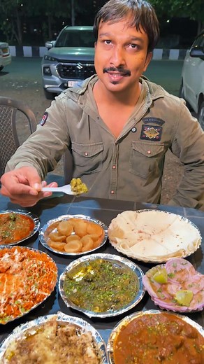 This Khatri couple is giving real Surti vibes with true Surti taste! In the winter cold, nothing beats hot paya soup, spicy lasaniya bheja, crunchy chicken kurkure, and zinga in rich red gravy. And for egg lovers, their egg locho is guaranteed amazing! Everyday they serve special Khatri-style mutton tapelu and Malvani mutton curry loaded with authentic Maharashtrian masala—one bite and you feel the heat! Their chicken haandi with homemade choka na rotla and rotli is pure bliss. And don’t miss th