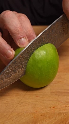 🥗🍫 Healthier SNICKER Salad 🍏✨ All the candy-bar vibes, none of the guilt 😎💪 Ingredients 🍯 🍶 1 quart vanilla Greek yogurt 🍫 1 Lilly’s chocolate bar (chopped) 🍏 1 green apple (diced) 🥜 1/3 cup roasted peanuts 🍫 1 tbsp sugar-free chocolate syrup 🍮 1 tbsp sugar-free caramel sauce Instructions 👩‍🍳 1️⃣ Chop up the chocolate bar & peanuts, dice the apple 🍎 2️⃣ Spread Greek yogurt into a big bowl 🥣 3️⃣ Layer on apples, peanuts & chocolate 🍫 4️⃣ Drizzle with sugar-free chocolate & carame
