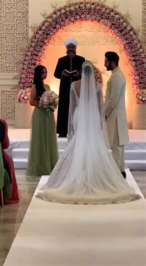 Wedding Chaos as Bride's Dress Fails