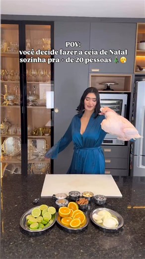 Saray on Instagram: "🦃 Chester na Água Aromatizada (Marinada Perfeita) Ingredientes • Água quente (o suficiente para cobrir o chester) • Gelo (para resfriar rapidamente) • Rodelas de laranja • Rodelas de limão • Suco de 2 laranjas • Suco de 2 limões • 2 paus de canela • 5 a 6 cravos-da-índia • 2 folhas de louro • Ramos de alecrim • Pimenta-do-reino em grãos • Sal a gosto • 1 cebola grande em rodelas • 5 dentes de alho amassados • 1 colher (sopa) de páprica (doce ou defumada) Modo de preparo 1.