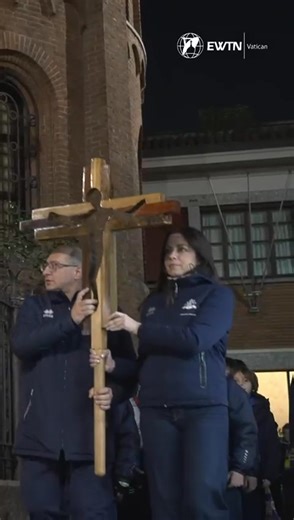From London 2012 to Paris 2024, this wooden cross has been a symbol of major sporting and religious events. Now it forms part of the journey to the Milano Cortina 2026 Winter Olympic and Paralympic Games ❄️ Built with wood from 15 countries, the cross commemorates the Olympic Truce and the importance of building bridges between cultures, even in times marked by violence. In collaboration with the Dicastery for Culture and Education, our correspondent @paolaarriazaaviles brings you more informati