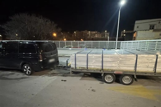 Θεσσαλονίκη: Φόρτωσε σε τρέιλερ κουφώματα που μέσα έκρυβαν λαθραία τσιγάρα - Μετέφερε πάνω από 30.000 πακέτα - Δείτε βίντεο