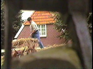 Juli 1988. De rogge is d'r of! De skoofn wördt op de maark offepakt en oppestapeld as demonstratie. Later op 'n dag daanst de kloompdaansers op de bekeende wiezen van vrooger. De waarklue bint allemoal in 'n drach van honderd joar geliene en d'r kwam nen hoop volk op of....... | Twents Dialect