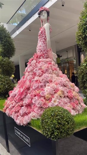 Everything is blooming at Bal Harbour Shops. Welcome to this year’s debut of Fleurs de Villes FLORA, featuring 15 stunning floral installations created by local florists and available to view at Bal Harbour Shops through March 8. Click the link in bio for full details. Shown here: Bal Harbour Shops’s own sponsored mannequin by Aniska Creations features roses, garden roses, preserved hydrangeas, rose petals, and skeleton leaves. ““Our mannequin celebrates the spirit of spring—joyful, delicate and