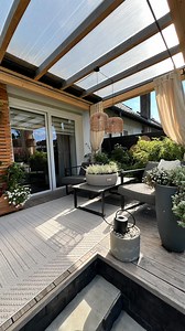 Czarne ogrodzenie z drewnianych desek elewacyjnych i zwykłe podkładki na stół z morskiej trawy 🌱 Taki mały detal pomiędzy bambusami robiłem w zeszłym roku na początku lata. Wisiały cały sezon, jesień i zimę, a po niej nadal nic się z nimi większego nie zrobiło. Trochę napewno przyciemniały od wilgoci, ale patrząc na koszt zakupu, to nawet zmiana na świeże, z nową kompozycją i układem to opłacalna rzecz 😊 Lubię takie szybkie, naturalne dekoracje, które fajnie wyglądają w otoczeniu roślin 🌱🙌 #