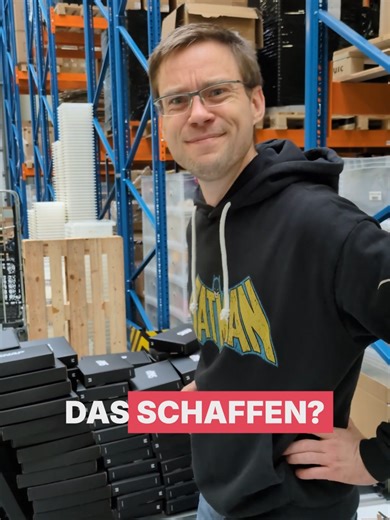 Wir haben das Wochenende durchgepackt! Können wir das schaffen? Direkt aus dem SNAP Lager 📦💙 Der Webshop-Start ist komplett durch die Decke gegangen – ihr habt uns in den ersten Tagen regelrecht überrannt. So viele Bestellungen kamen rein, dass wir die Bestell-Funktion im Shop kurz pausieren mussten, damit wir jede Bestellung sauber packen und möglichst schnell rausschicken können. Und genau da sind wir jetzt: Stefan baut neue Kartons auf, Alexandra sortiert schon die ersten Steine ein – und w