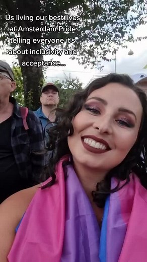 Hazel McBride - Author op TikTok