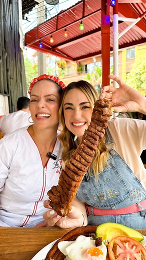 Conversando con Martica la hija de GLORIA 🫶 sobre su chicharrón de 1 KILO, si el famoso de 100 patas en Envigado, @lagloriadegloria tiene más de 32 años haciendo felices a todos los que llegan a celebrar la tradición Antioqueña, aquí te reciben con amor y un buen guarito cómo le gusta a Doña Gloria. | Soy Lola Carola