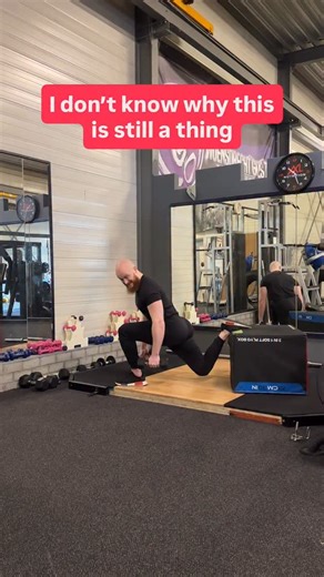 Simon Dingemans | Glute specialist on Instagram: "Comment “free” for a free 7-day glute program 🍑⁠ ⁠ ❌WHY IS THIS STILL A THING 🫣☠️❌⁠ ⁠ Not doing Bulgarians assisted? ⁠ ⁠ So many lose out on gains because they struggle with balance. ⁠ ⁠ BUT NO MORE. ⁠ ⁠ Here’s how I do them: ⁠ ⁠ ✅ I grab a box and place it next to something to hold onto⁠ ⁠ ✅ I sit on the edge and stretch my leg⁠ ⁠ ✅ I stand up and place a weight next to my heel⁠ ⁠ ✅ I keep my upper body straight with the 2 CAKE CITY CUES 🍑🍑⁠