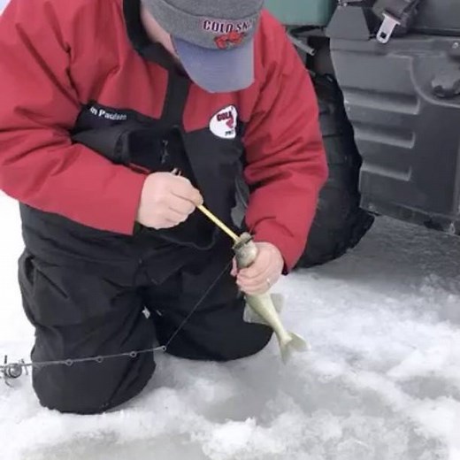 Quickly and easily removing hooks with a T2 XL Combo! Keep your hook remover close at hand with the included retracting lanyard! Get yours at: www.coldsnapoutdoors.com | Cold Snap Outdoors