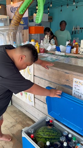 TAKEI KATSUYA on Instagram: "Day2/CWV/白里海岸 @cwv_co 何食べても美味しいのが本当に嬉しい！ 海より海の家に居る時間の方が長くなっちゃいます笑笑 CWVのフードが恋しいので、数日後にまた行きまーす！ #千葉 #白里海岸 #CWV #食事 #フード #美味しい #夏休み #子連れ #海遊び #海の家 #オシャレ"