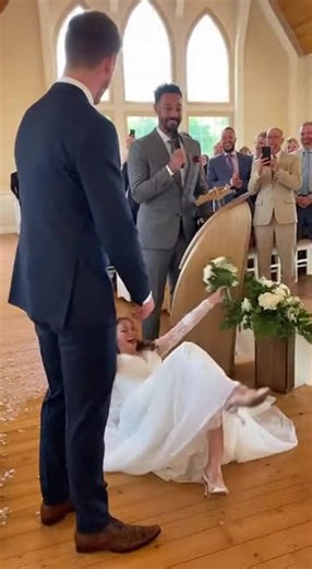💒 Unforgettable church wedding moment! The bride’s dress turned into a mini fountain at the front 💦 She screamed and tried to keep balance, but kept slipping in the cutest way~ Pure laughter and joy! #WeddingFun #UnexpectedMoment #microdrama #weddingtok #chaos