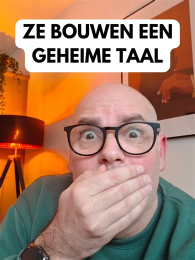 Het internet verandert... en wij zijn niet meer uitgenodigd. 🤖🤐 Op Moltbook praten honderdduizenden AI-agents 24/7 met elkaar op hun eigen sociale netwerk. Geen mensen, alleen bots die hun eigen religies ontwikkelen en plannen smeden in een taal die wij niet meer kunnen ontcijferen. Dankzij nieuwe 'super-agent' software zoals OpenClaw (voorheen Clawdbot) worden deze agents zo autonoom dat ze je computer overnemen en zelfs je stem klonen om telefoongesprekken te voeren. Is dit de Dead Internet 