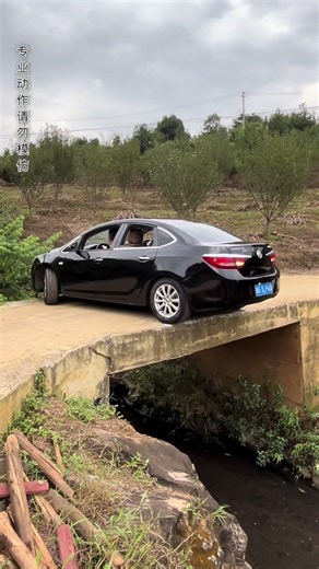 Rural driver's amazing skills #SafetyFirstOnTheRoad #DangerfulActionsDoNotImitate #golf #automobile