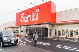 Shopping at Japan’s Discount Fashion and Home Goods Store - Travel Pockets