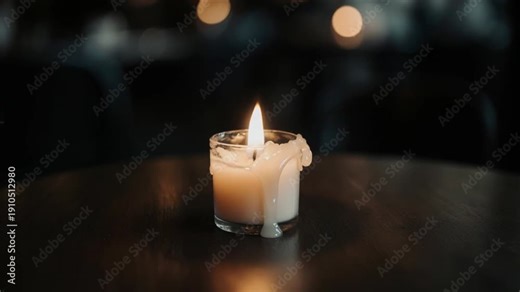 キャンドルの炎がテーブルで静かに揺れる