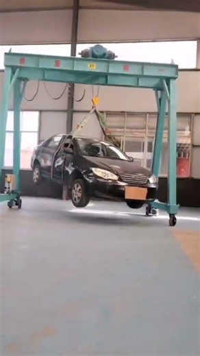 Portable Gantry Crane handling the car to turn around.#autorepair #lifting #easywork #machinery
