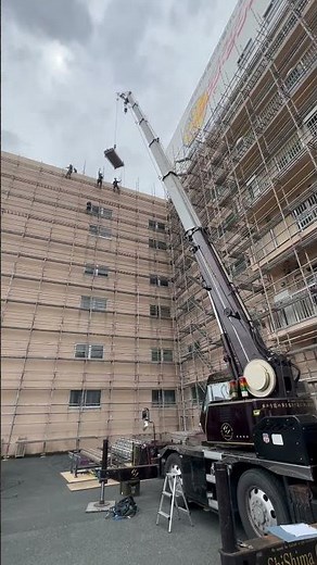 13トンラフタークレーンによる足場解体、安全帯、介錯ロープの徹底で作業を行っています。資材等の落下防止