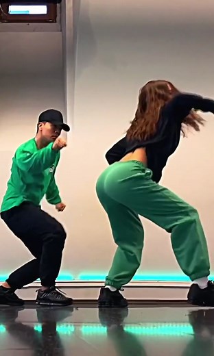 Impressive Dance Collaboration by Duki R3done x Mona Rudolf