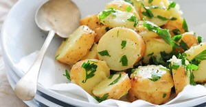 Najkremastija krompir salata: Recept koji ćete od sada praviti uvek za Badnje veče (video)