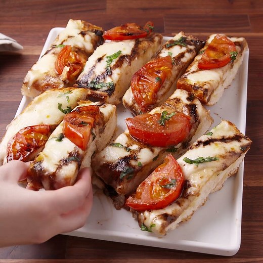 You're going to wish this Caprese Garlic Bread was free at every restaurant. Full recipe: http://dlsh.it/yT7LdSl | Delish