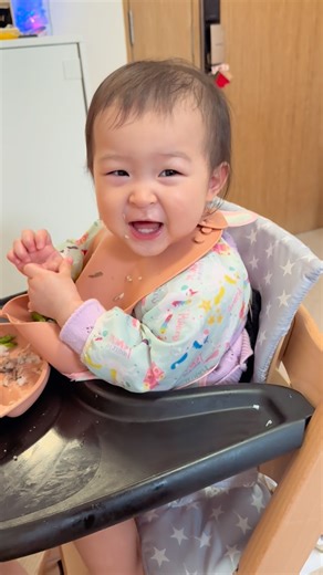 Shiga Lin 連詩雅 on Instagram: "happy 17 months my baby🥹🥹🥹 點解可以過得咁快 又好掛住你，BB嗰陣 但係又好享受你而家懵懵咁講嘢 好矛盾 但係又好開心🤣🤣🤣 人生就係咁 所以珍惜每1分每1秒❤️ . . . . . #請原諒我咁嘈 #同BB講嘢太high🤣 #咁就歲半 #時日太快 #原來阿女真係好為食🥹"