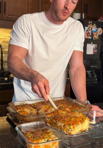 Sweet Potato Egg Bake🔥461 cal 40g protein 19g fat 31g carbs Cookbook in bio 🔗 Ingredients: this makes 6 meals 60 pieces (full bag) frozen sweet potato tots/puffs - brand: alexia 10 oz turkey breakfast sausage, cooked and crumbled 8 large eggs 2 cups liquid egg whites 2 cup cottage cheese, blended smooth 1 red bell pepper, diced 1 small yellow onion, diced 1 small zucchini, diced 1/4 cup Parmesan green onions, sliced Seasoning mix: 1 tsp garlic powder 1 tsp smoked paprika ½ tsp onion powder ½ t
