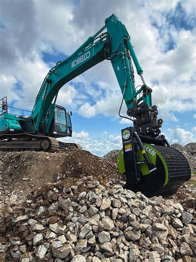 Enhance Excavation Efficiency with FlipScreen EX144