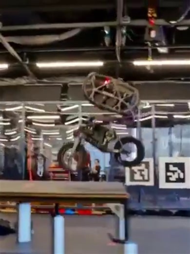 🚨BREAKING: Swiss Engineers Unveil Robotic Motorcycle That Can Jump, Self-Balance Better Than Human Riders, and Even Ride Backwards, Pushing Boundaries of AI-Powered Mobility 🧠🏍️