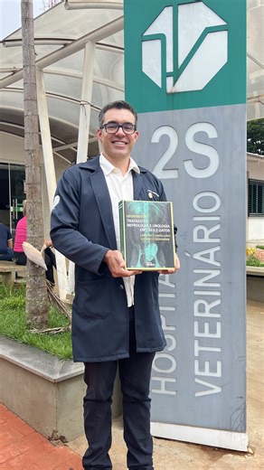 Hospital Veterinário UFU on Instagram: "É com imensa satisfação que o Hospital Veterinário da UFU celebra o lançamento da mais nova obra de seu diretor, Prof. Leandro Crivellenti: o "Tratado de Nefrologia e Urologia em Cães e Gatos". O livro, que conta com mais de 900 páginas de conteúdo especializado, consolida anos de dedicação à clínica e à pesquisa acadêmica. Ter uma obra desta magnitude produzida por nossa liderança reforça o compromisso do nosso hospital com a excelência técnica e o ensin