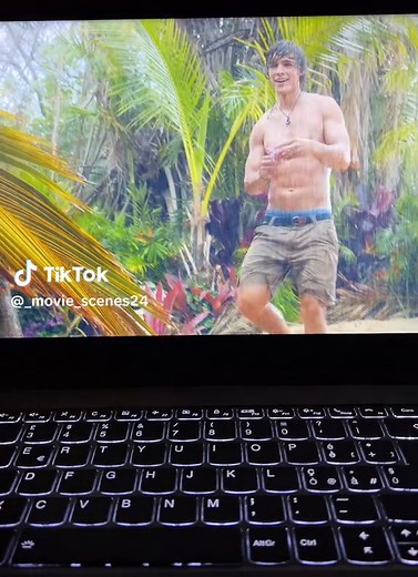 A love like this 🙈🦋 #bluelagoon #bluelagoontheawakening #lagunablue #indianaevans #emmarobinson #brentonthwaites #deanmcmullen #foryou