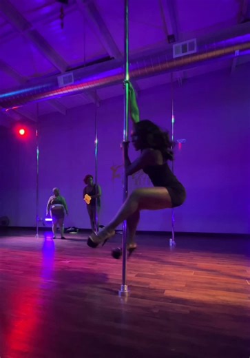 The goal this week is to master my backwards chair sit into pole climb and sit 🤌🏾✨ #beginnerpole #poletraining #poletricks #polesit #polefitness