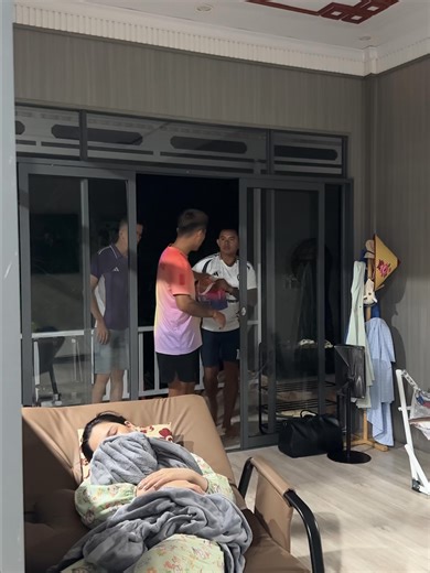 Tập 33: Bớt hỏi lại dùm cái - Trai đẹp, Bán iPhone