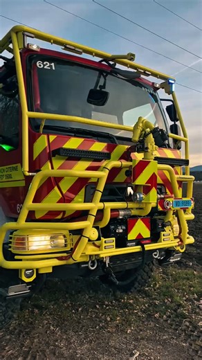 [FORMATION]🌳🔥 Découvrez la formation continue de nos compagnies incendie dans le domaine des feux de végétation. Les compagnies incendie se sont formées aux techniques de lutte contre les incendies d’espaces naturels. Les objectifs étaient de découvrir les techniques ainsi que les comportements à adopter dans ce domaine particulier. 💬 Une question sur cette formation particulière ? Dis-le nous en commentaires #incendie #feu #pompiers #forêt #geneve | Incendie Secours Genève