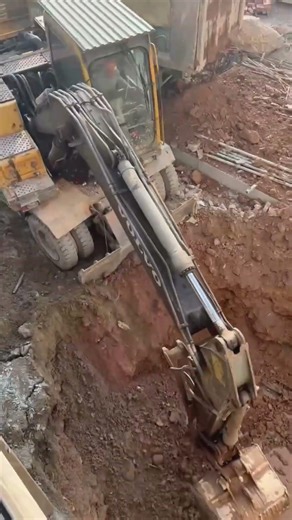 Excavator 140 dug 10m deep to install a 30m³ septic tank. Máy xúc đào hố lắp đặt bể tự hoại.