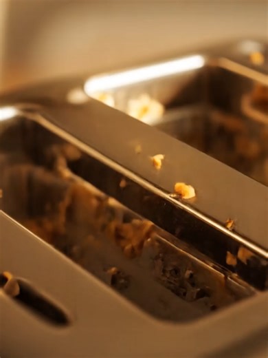 Your toaster isn’t “broken,” it’s just full of crumbs. Unplug it. Clean it. Be free. #cleantok #cleaninghack #kitchenhack #homehacks #lifehack #adulting #kitchentips #fyp