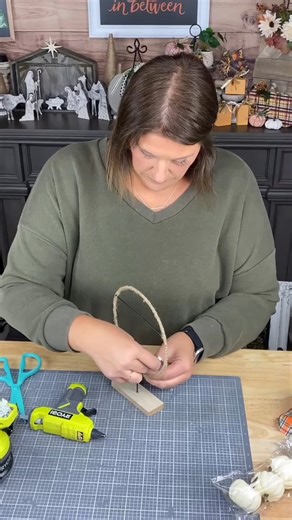 Dollar Tree DIY - Wire Photo Frame Comment VIP #diydecor #diycrafts #diy #creativesarah #dollartreedecor #craftkit #etsymaker #diykit #diykits #homemade #dollartreeobsessed #dollartreecraft #dollartreediy #dollartreecrafts #dollartreehacks #dollartreefinds #dollartree | Creative Sarah