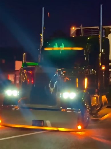 Chrome and Chicken Lights PeterBilt and Kenworth #MillionViews #HammerLane #ChromeShopMafia #PeterBilt #Kentworth