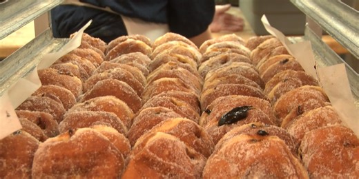 Long lines are a tradition at Pulaski bakery on Paczki Tuesday