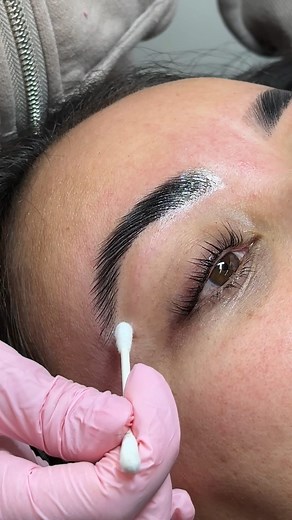 Jillian Lewis | Utah Brow & Lash Specialist on Instagram: "HERES how we freehand 👇👇 Brow mapping is done differently by artists. Whether you’re using string, pen, protractors, or natural markers—the client’s brows should always be mapped. When it comes to freehanding, it’s not different. These basic techniques are still at play—even if you’re artist doesn’t use string!! 👉 Start with a Smooth Base – Begin by underlining the brow with a light, even stroke that follows its natural curve. This fo